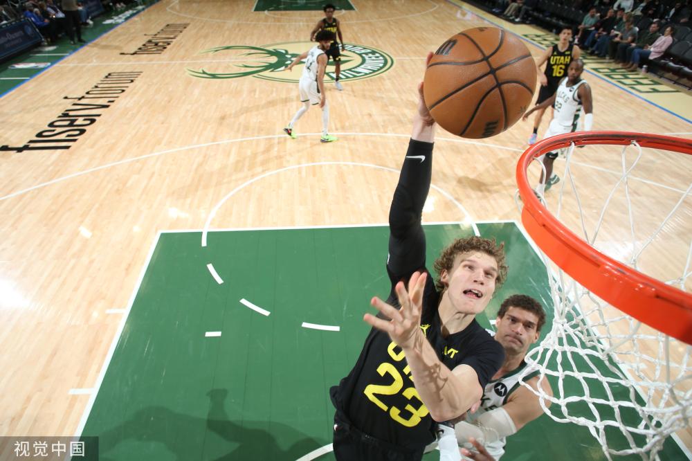 展示了他在 展示了他在