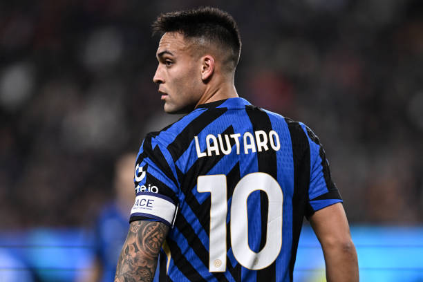 两端作出了 两端作出了